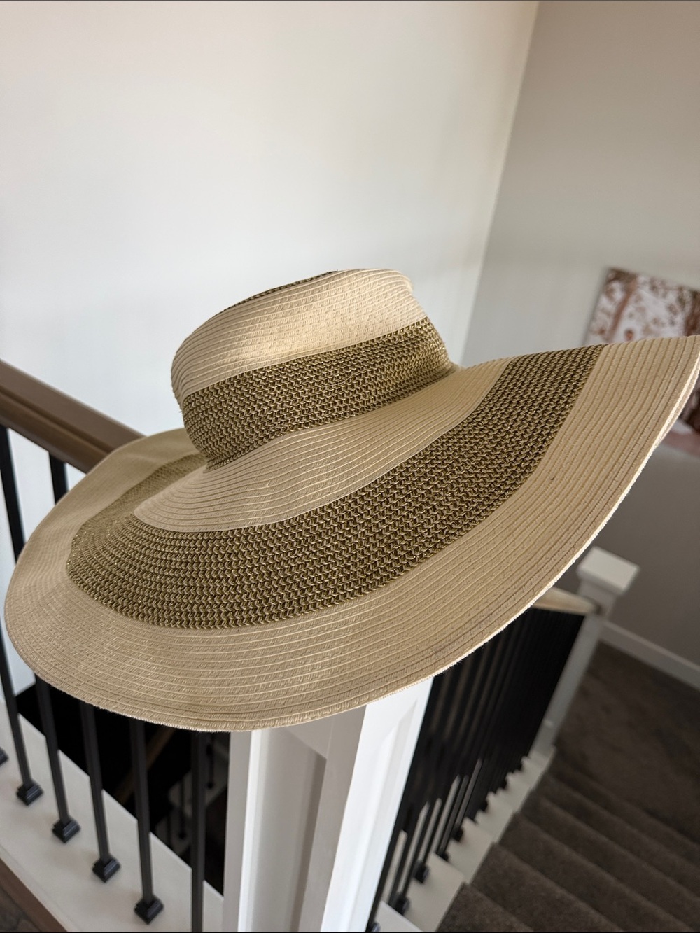 Chico’s Wide Brim Straw Sun Hat - Neutral Two-Tone with Gold Fleck. Women’s OS